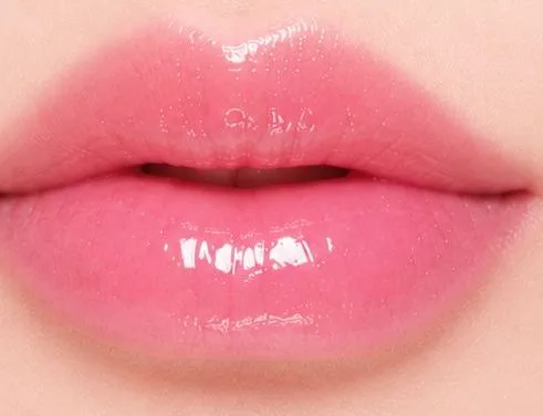 Gentle Colors OOH Oil màu 02 Preppy Pink trên môi